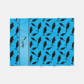 名前をカスタムするのスカイブルーの黒のほんまぐろパターン フリースブランケット (正面(横))