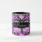 名前をカスタムするのパーソナライズな紫色のレースのダマスク織 マグカップ (中央)