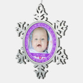 名前をカスタムするのベビーの第1クリスマスのオーナメントの紫色 スノーフレークピューターオーナメント (右)