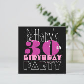 名前をカスタムするのモダンの第30誕生日のピンクの黒S411 招待状 (スタンド正面)