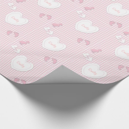名前をカスタムするの女の赤ちゃんのハートのギンガムの紙 ラッピングペーパー (角)