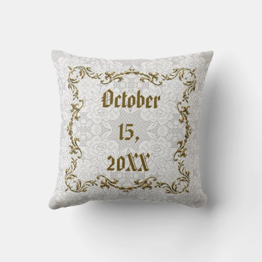 名前をカスタムするの日付の枕を結婚する白いレース及び金ゴールド クッション (裏面)