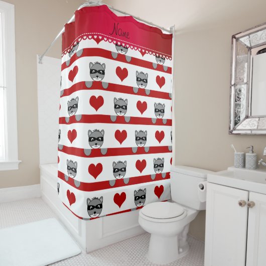 名前をカスタムするの白いアライグマの赤いハートは縞で飾ります シャワーカーテン (インサイチュ)