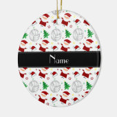 名前をカスタムするの白いバレーボールのクリスマスパターン セラミックオーナメント (左)