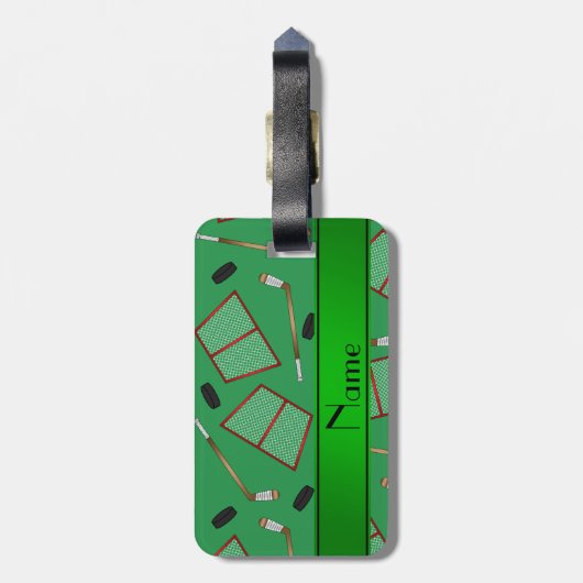 名前をカスタムするの緑のアイスホッケー用スティックのパックの網 ラゲッジタグ (裏面縦)