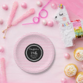 名前をカスタムするの誕生日はピンクの黒いシェブロンをめっきします ペーパープレート (パーティー)