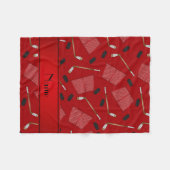 名前をカスタムするの赤いアイスホッケー用スティックのパックの網 フリースブランケット (正面(横))