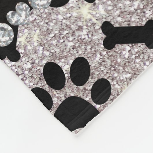 名前をカスタムするの銀のグリッターは犬の足の骨を抜きます フリースブランケット (角)