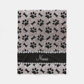 名前をカスタムするの銀のグリッターは犬の足の骨を抜きます フリースブランケット (正面)