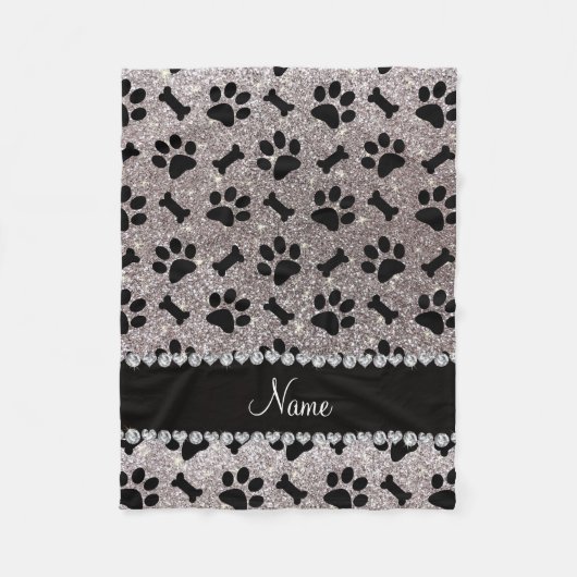 名前をカスタムするの銀のグリッターは犬の足の骨を抜きます フリースブランケット (正面)