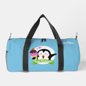 名前をカスタムするアイスクリームペンギン ダッフルバッグ (裏面)