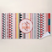 名前をカスタムするアステカエレガンスウォームレッドエスニックパターン ビーチタオル (正面)