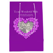 名前をカスタムするアメジスト記念写真紫バッグ ミディアムペーパーバッグ (裏面)