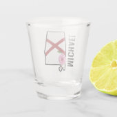 名前をカスタムするアラバマ国旗と州フラワー椿 ショットグラス (裏面)