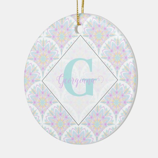 名前をカスタムするアールデコパステルレインボーフローラマンダラ セラミックオーナメント (左)