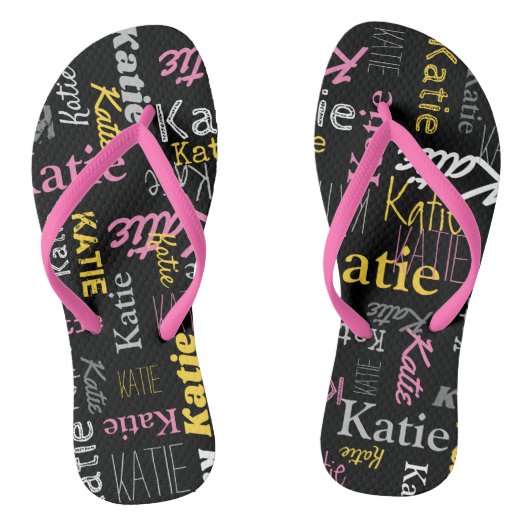 名前をカスタムするイエローピンクのグレーの黒のタイポグラフィ ビーチサンダル (ソール)