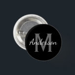 名前をカスタムするイニシャルモノグラム小黒丸 缶バッジ<br><div class="desc">monogram パーソナライズされた small size round buttonという名前を付けます。クラシックな白黒デザインとヴィンテージハンドのレタリングタイポグラフィ。友スタイリッシュ人、家族、花嫁、花嫁、花嫁、メイド・オブ・オーナー（花嫁付き添い人）、花女、お客などのデザインに使う小さな、結婚手書きの文字付きモノグラムののイニシャルエレガント書状数量を変更して、安い一括価格を取得します。集会、会議、懇親会、ビジネスイベント、オフィスパーティーなどの名前をカスタムするバッジを独自に作成します。小さいサイズから大き企業のいサイズまでご利用いただけます。</div>