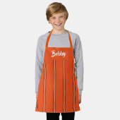 名前をカスタムするオレンジストライプ エプロン (着用した状態)