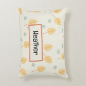 名前をカスタムするオレンジ色の熱帯葉性クリーム アクセントクッション (正面(垂直))