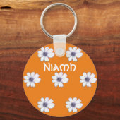 名前をカスタムするオレンジ色の花柄ボタンキーリング キーホルダー (正面)