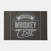名前をカスタムするオールドデラックスリキュールラベルウイスキーバー ドアマット (正面)