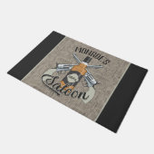 名前をカスタムするカウボーイリボルバーガンウィスキーサロンバー ドアマット (アングル)