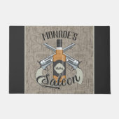 名前をカスタムするカウボーイリボルバーガンウィスキーサロンバー ドアマット (正面)