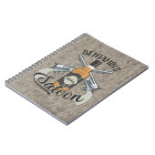 名前をカスタムするカウボーイリボルバーガンウィスキーサロン ノートブック (左側)