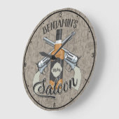 名前をカスタムするカウボーイリボルバーガンウィスキーサロン ラージ壁時計 (傾斜)