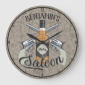 名前をカスタムするカウボーイリボルバーガンウィスキーサロン ラージ壁時計 (正面)