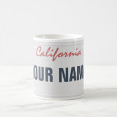 名前をカスタムするカリフォルニアナンバープレートのマグ コーヒーマグカップ (中央)
