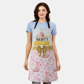 名前をカスタムするキッチンと水彩桃色カップケーキ エプロン (着用した状態)
