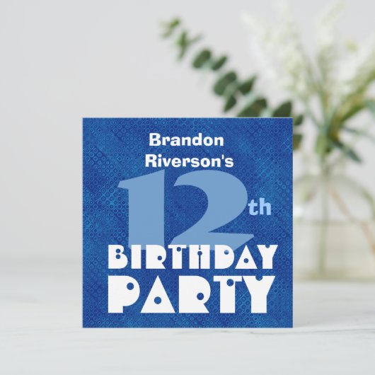 名前をカスタムするキモダンッズ12誕生日ブルーC358 招待状 (スタンド正面)