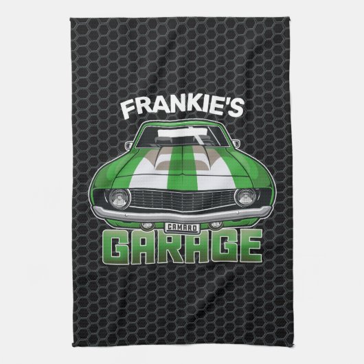 名前をカスタムするクラシックアメリカンマッスルカーガレージ キッチンタオル (縦)