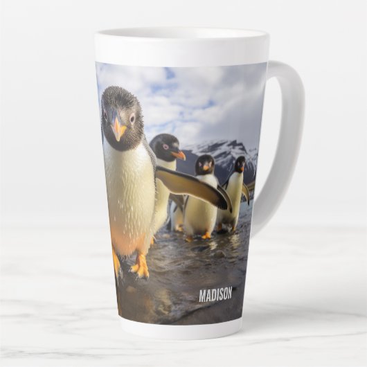 名前をカスタムするクールペンギン カフェラテマグ (右アングル)