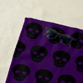 名前をカスタムするクール白黒パープルスカルパターン ビーチタオル (インサイチュ)