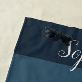 名前をカスタムするグラデーションビーチタオル – ネイビーから金ゴールド ビーチタオル (インサイチュ)