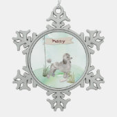 名前をカスタムするグレープードルペットドッグ スノーフレークピューターオーナメント (正面)