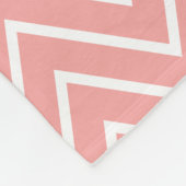 名前をカスタムするコーラルグレーシェブロン フリースブランケット (角)