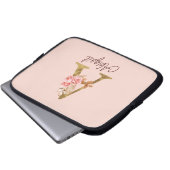 名前をカスタムするゴールドフォイル赤面ピンクローズレターA ラップトップスリーブ (正面下部)