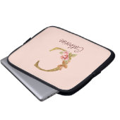 名前をカスタムするゴールドフォイル赤面ピンクローズレターC ラップトップスリーブ (正面下部)