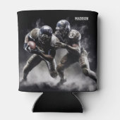 名前をカスタムするサッカープレーヤーイラストレーション 缶クーラー (裏面)