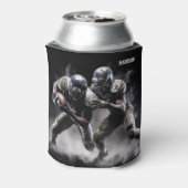 名前をカスタムするサッカープレーヤーイラストレーション 缶クーラー (缶裏面)