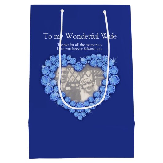 名前をカスタムするサファイア45周年記念写真バッグ ミディアムペーパーバッグ (裏面)