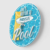 名前をカスタムするスイミングプールパーティー水中競技おもしろい ラージ壁時計 (傾斜)