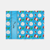 名前をカスタムするスカイブルーバレーボールクリスマスパターン フリースブランケット (正面(横))