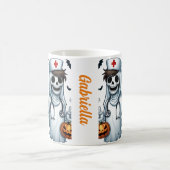 名前をカスタムするスプキーハロウィーン幽霊ナース コーヒーマグカップ (中央)