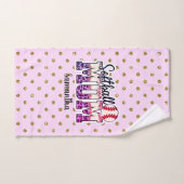 名前をカスタムするソフトボール母 |ピンクと金ゴールドの水玉模様 バスタオルセット (ハンドタオル)