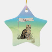 名前をカスタムするタビーキャットペット セラミックオーナメント (裏面)