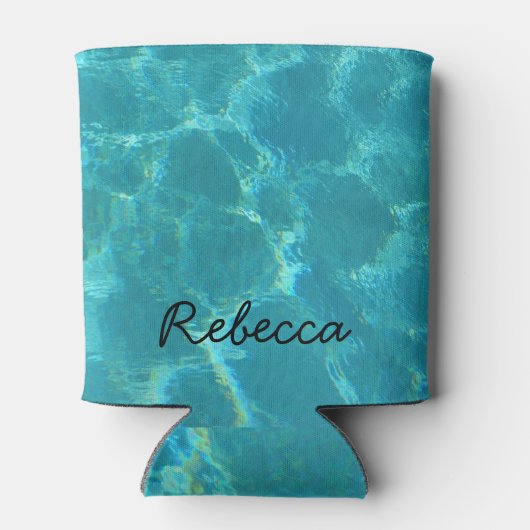 名前をカスタムするターコイズプールウォーター 缶クーラー (裏面)